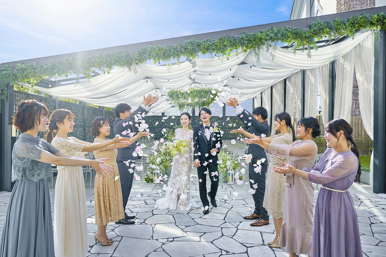 緑の中で誓いを交わす開放的な人前式が人気