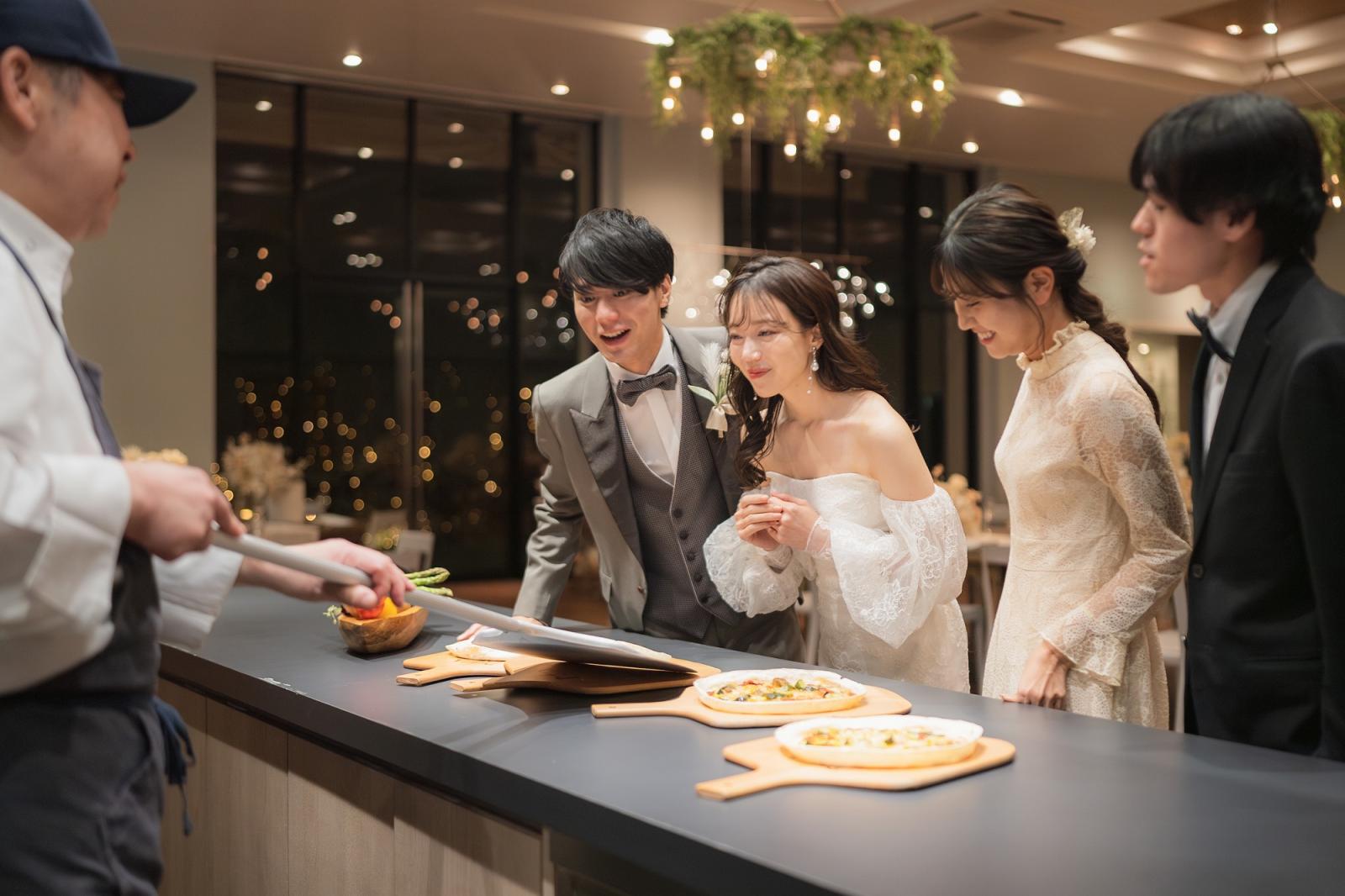 熱々のままゲストのもとへ届けたい。臨場感あふれる調理シーンはおもてなし派のふたりの五感をくすぐります。オープンキッチンからの香りに期待も高まる・・・