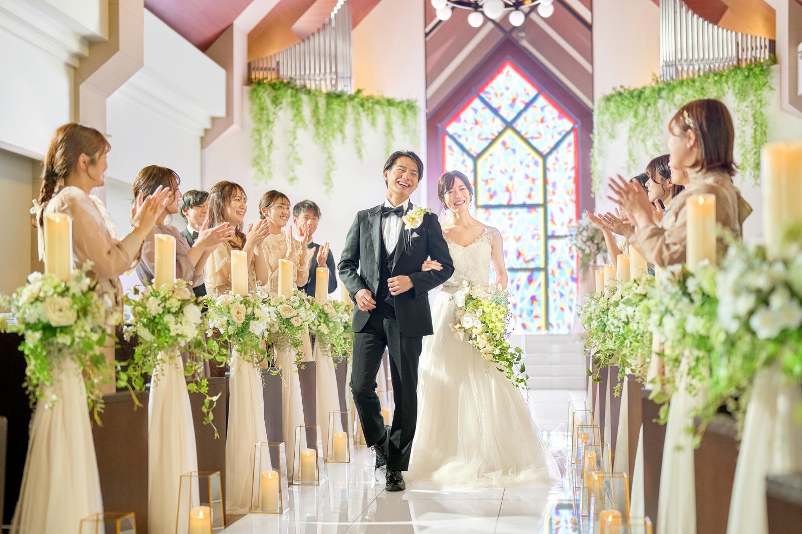 挙式後は祝福に包まれるセレモニーを緑溢れるガーデンで