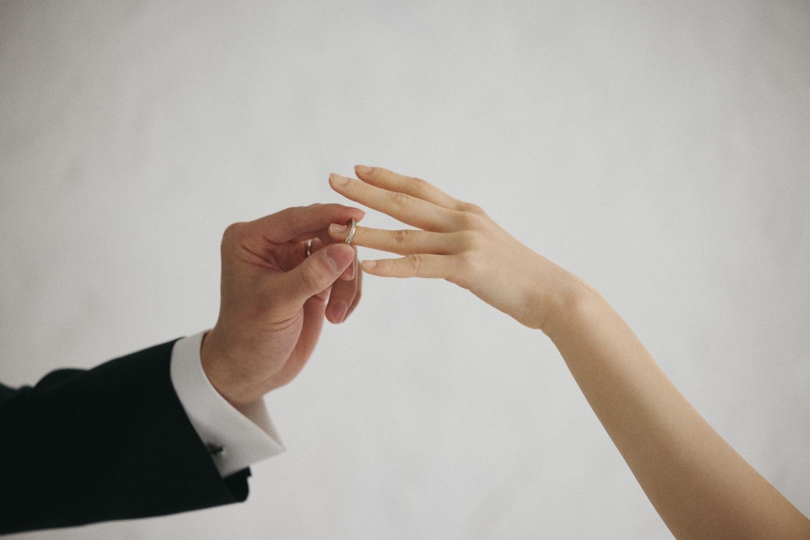 柔らかな質特別な日にふさわしい一着とともに、心通わせる瞬間。