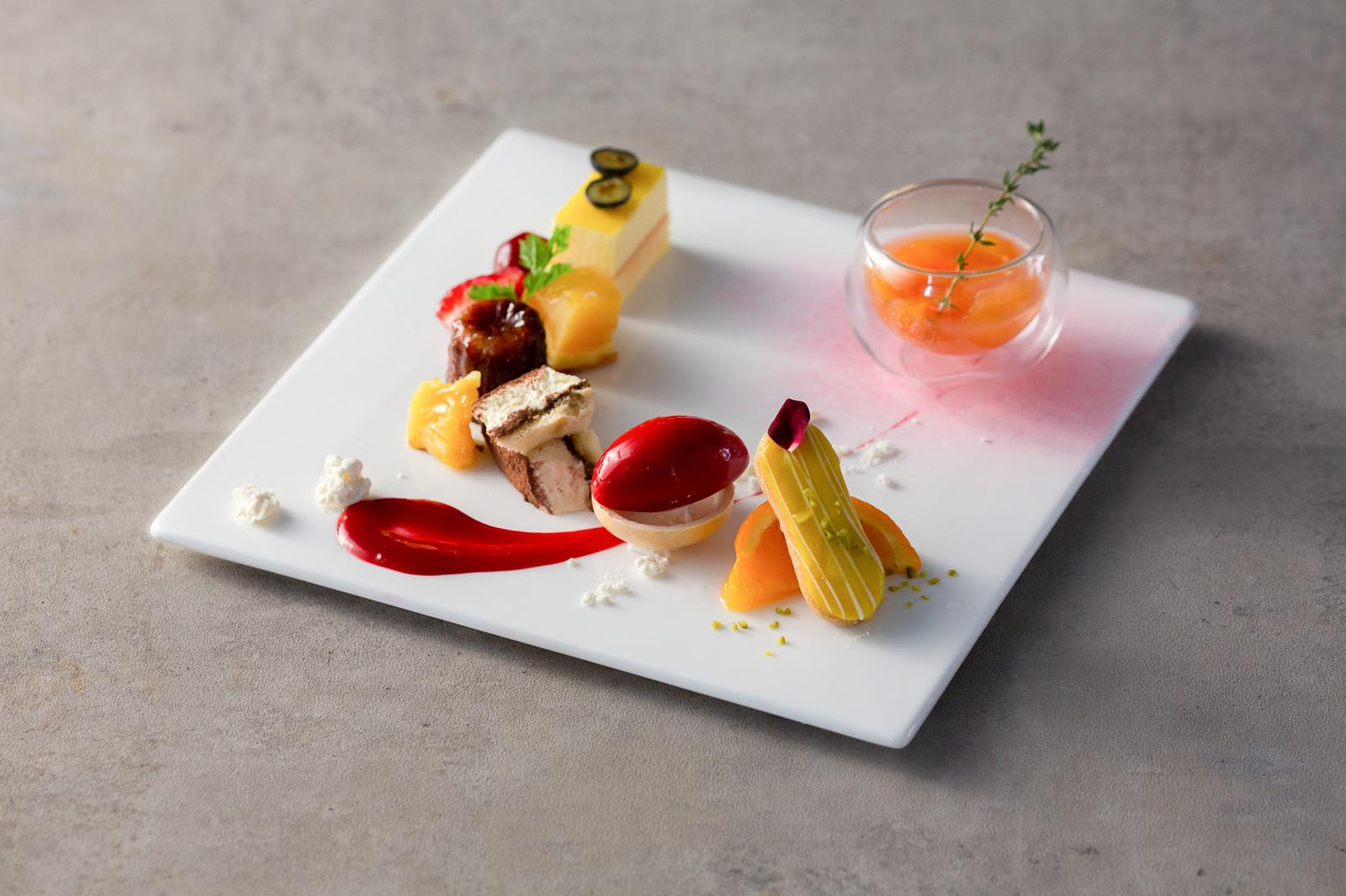 色とりどりのデザート盛り合わせ