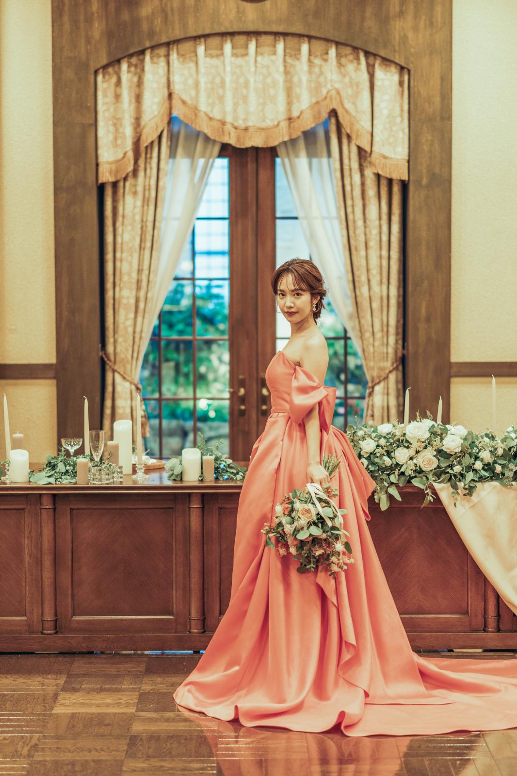 パステルカラーのドレスも人気