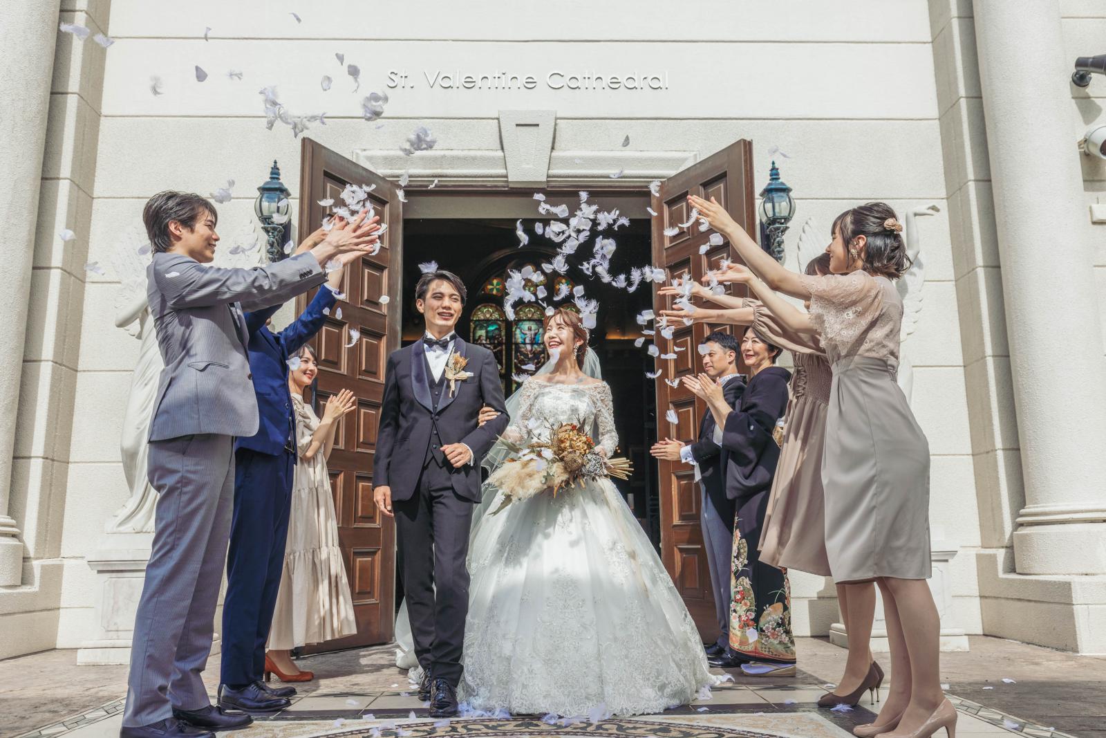 フラワーシャワーでゲストからの祝福を