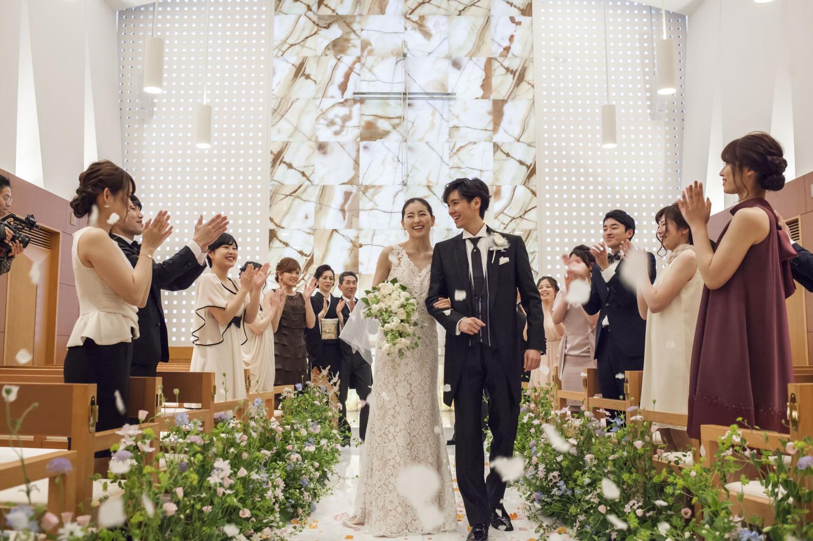 荘厳な美しい光に包まれた人気のチャペル「-SHOEL-」。開放的な空間で、ゲストからのフラワーシャワーの祝福