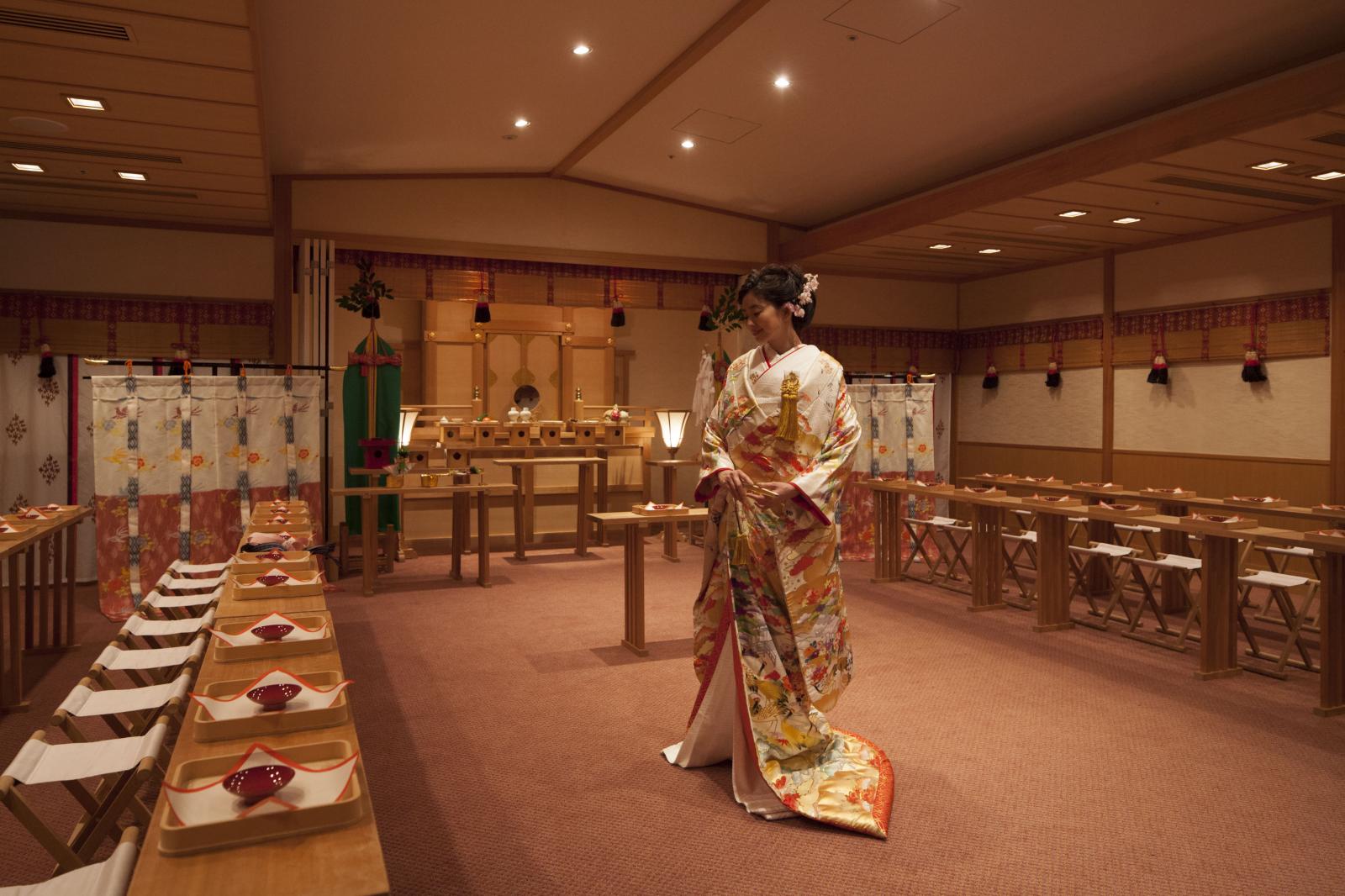 挙式前には神前を背景に二人だけのフォトタイムを。