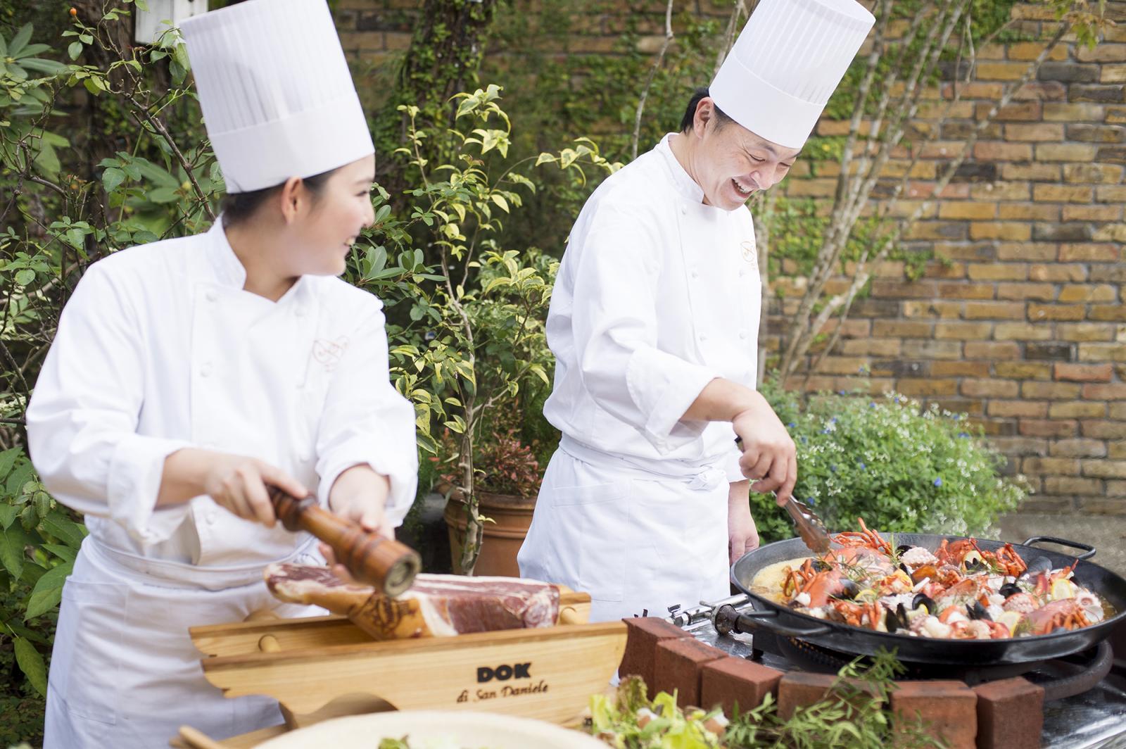 シッティングとビュッフェを組み合わせた愛され続けるパーティースタイル。シェフによるエンターテイメント性あるお肉料理の実演や季節に合わせた華やかなお料理で人気のスタイルです。