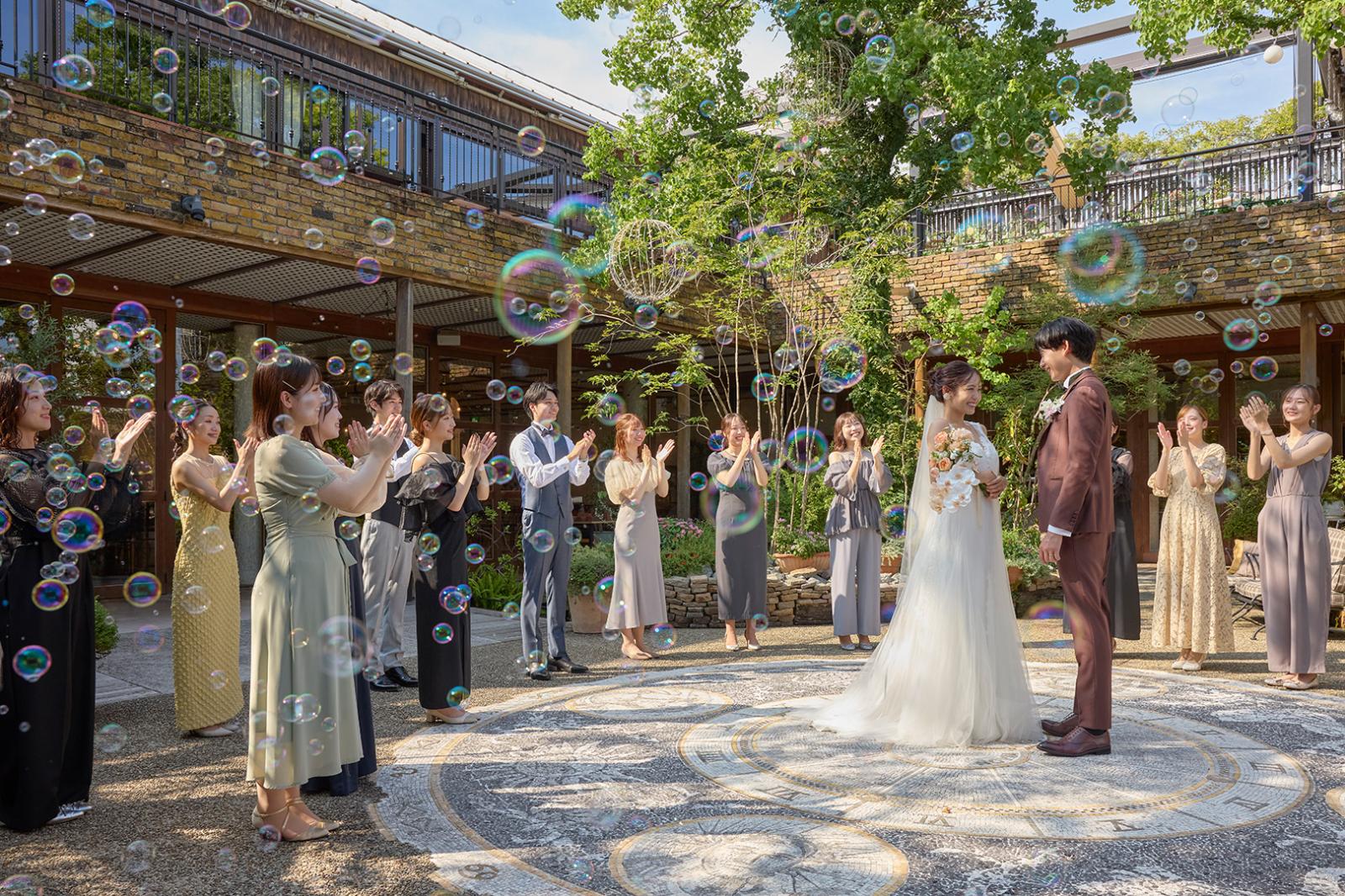 たとえば乾杯とともに、またはパーティーの途中に。心地よい雰囲気の中で結婚を誓う、気取らないスタイル。館内でもガーデンでも、お好きな場所をお選びいただけます。