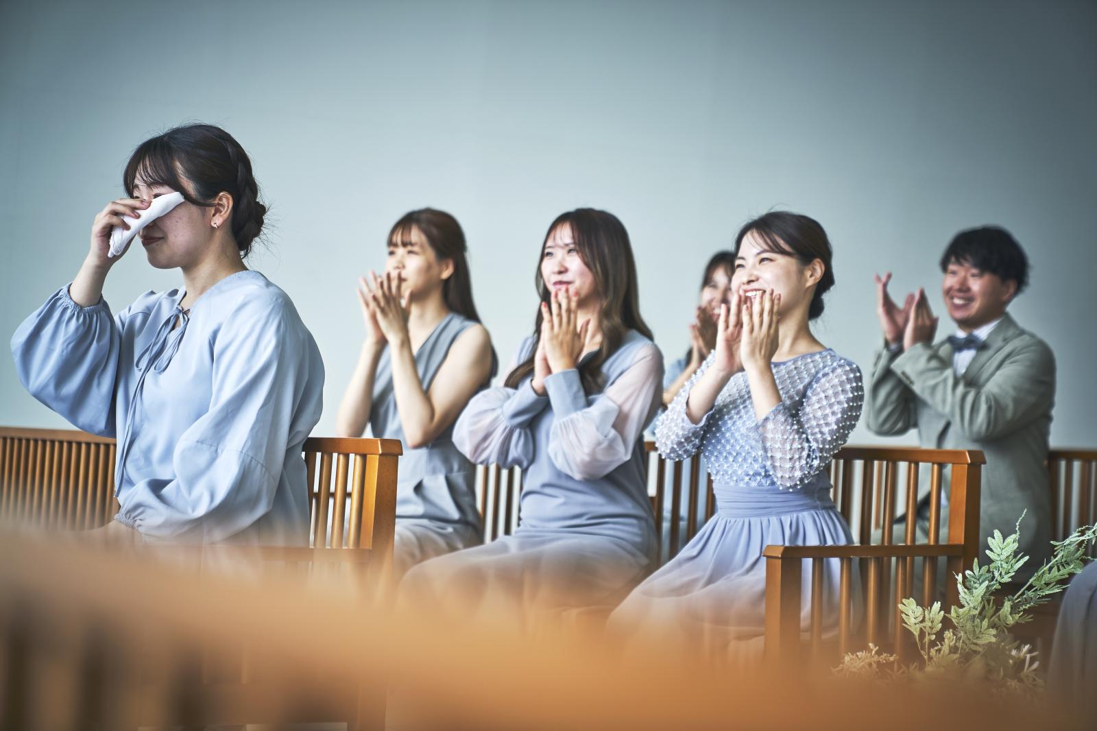 大切なゲストからの祝福を受けて幸せが溢れる瞬間