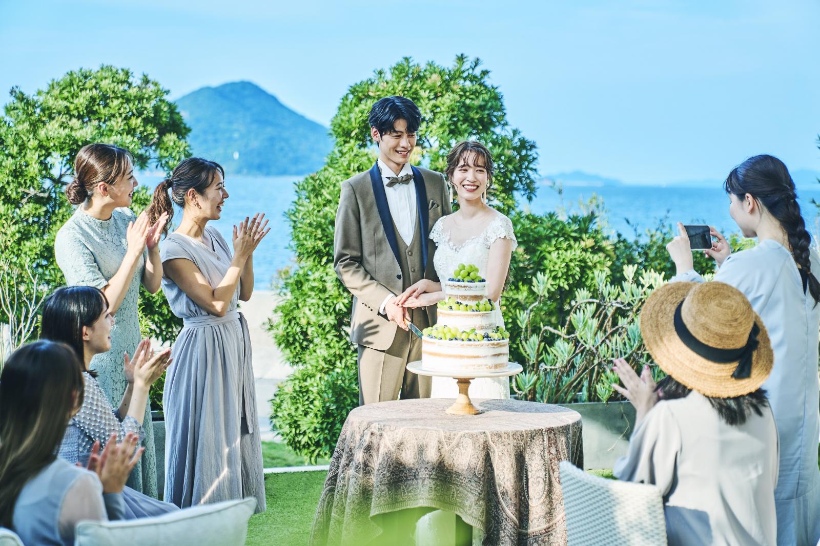 自然光や海風を感じながらガーデンテラスでのケーキカット