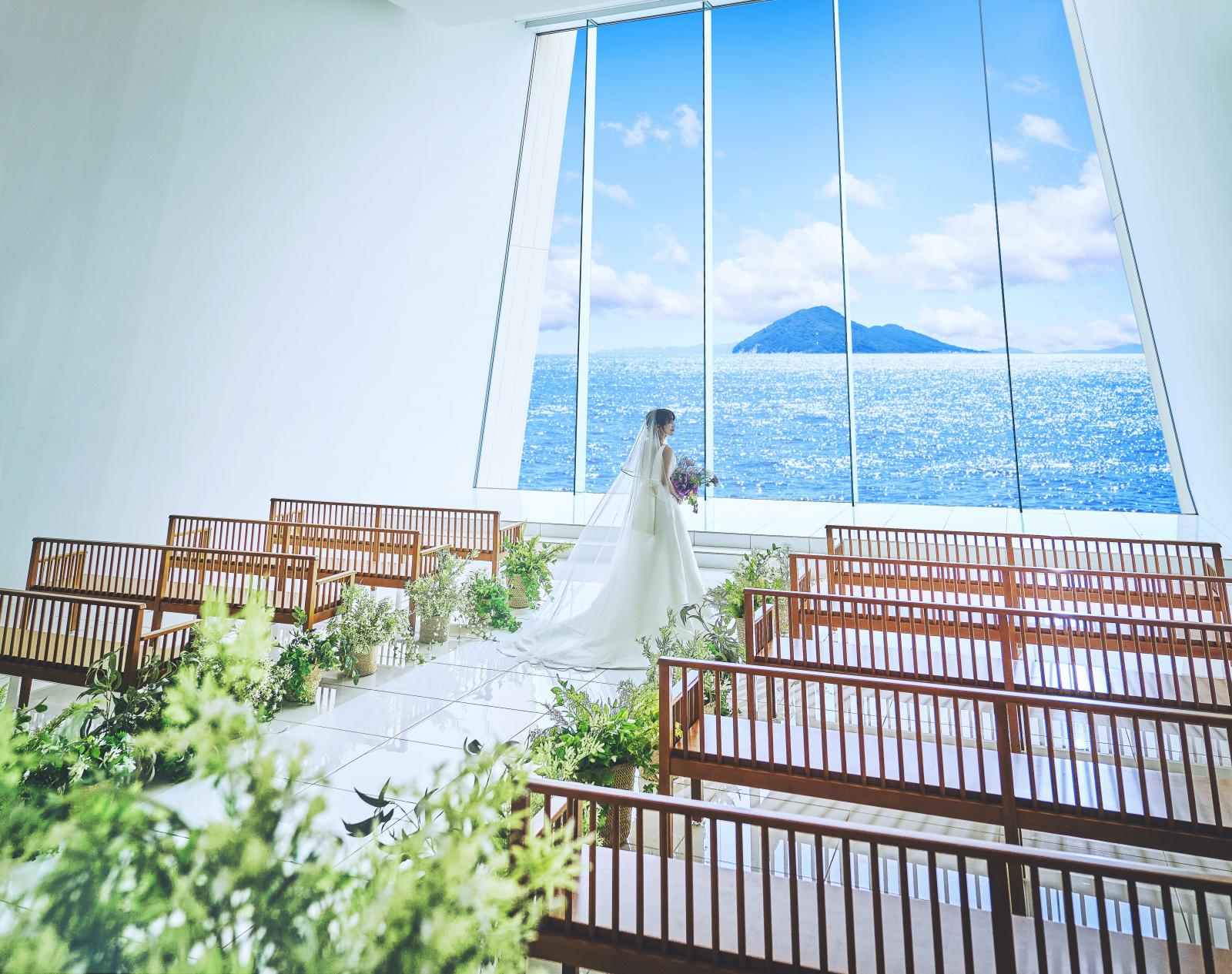 海・空・光が祝福する透明感あふれるチャペル