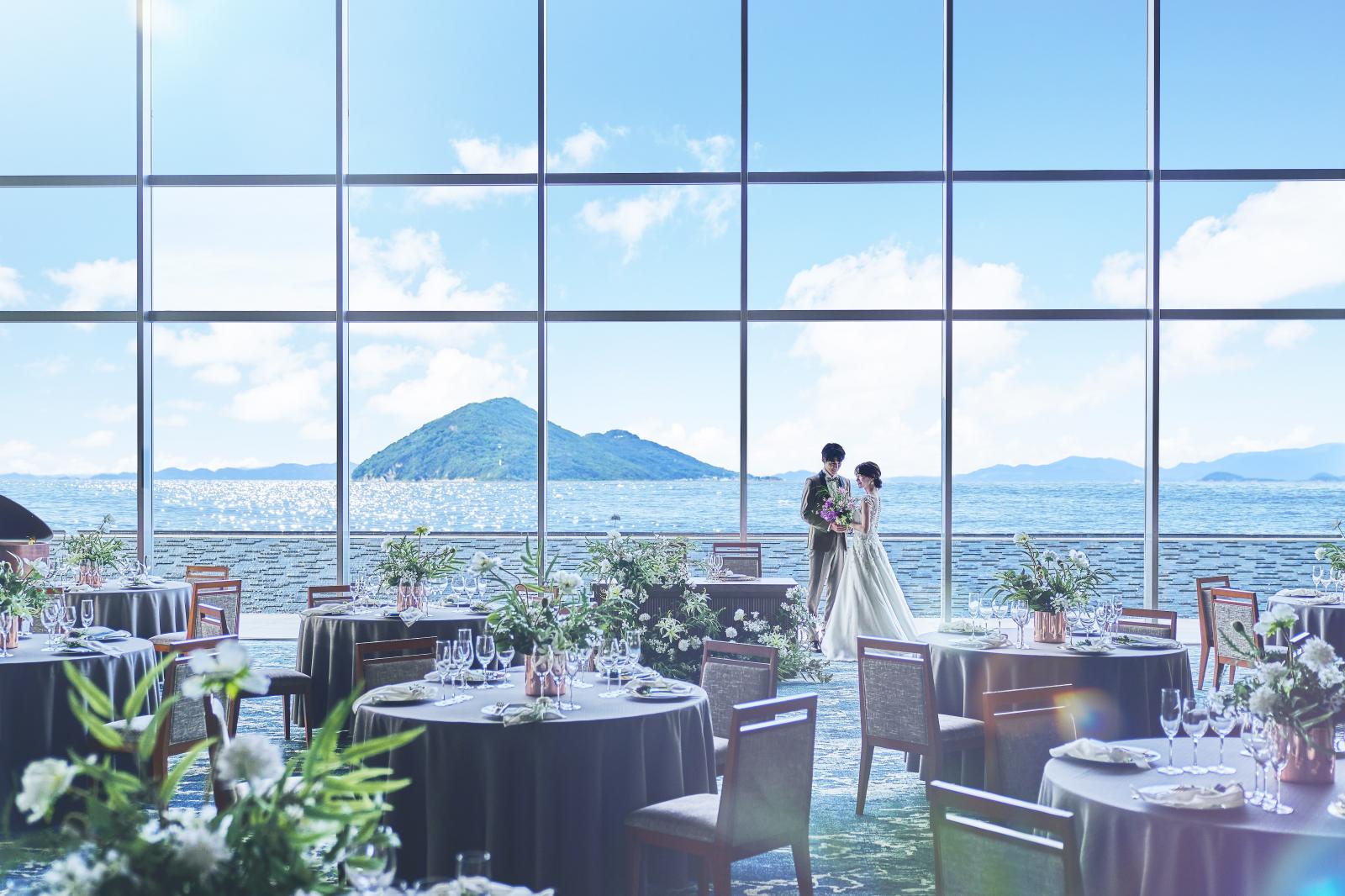 オーシャンパノラマが広がるパーティ会場。どこよりも美しく優雅な祝宴を