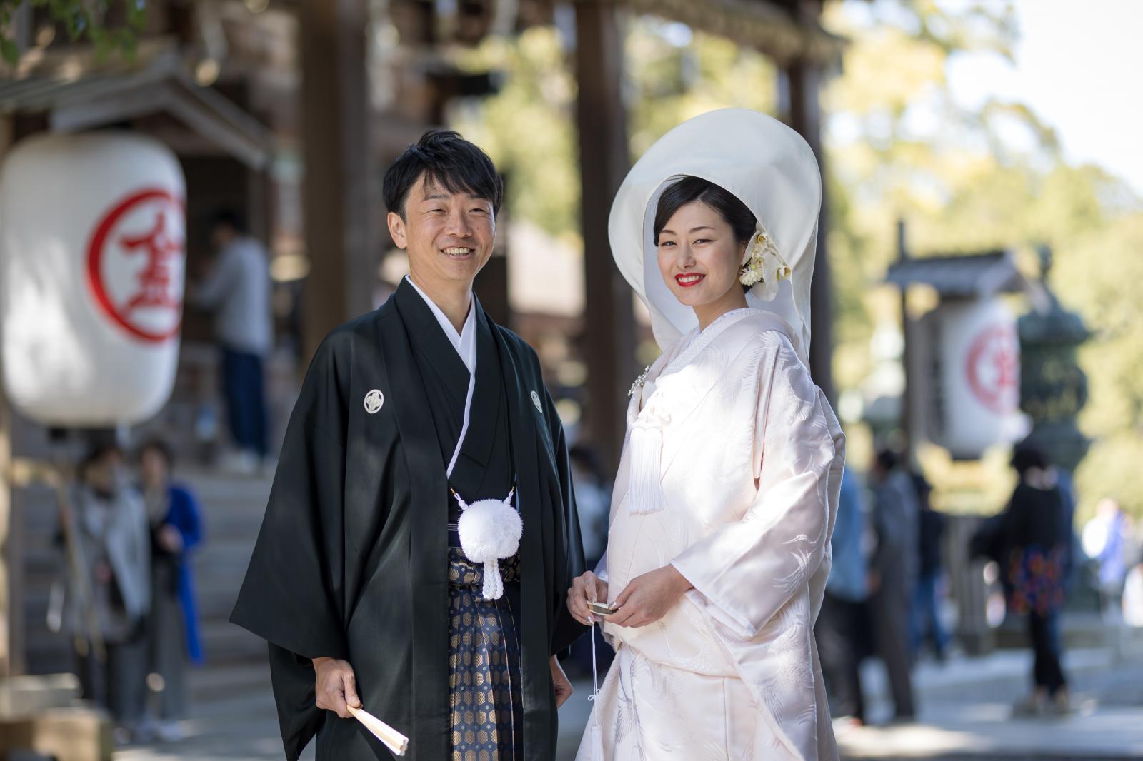 御本宮の前で笑顔のおふたり
