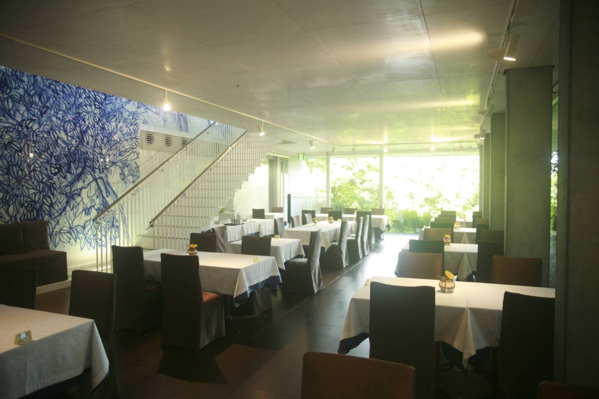 緑とやわらかな日差しにあふれるレストラン会場です