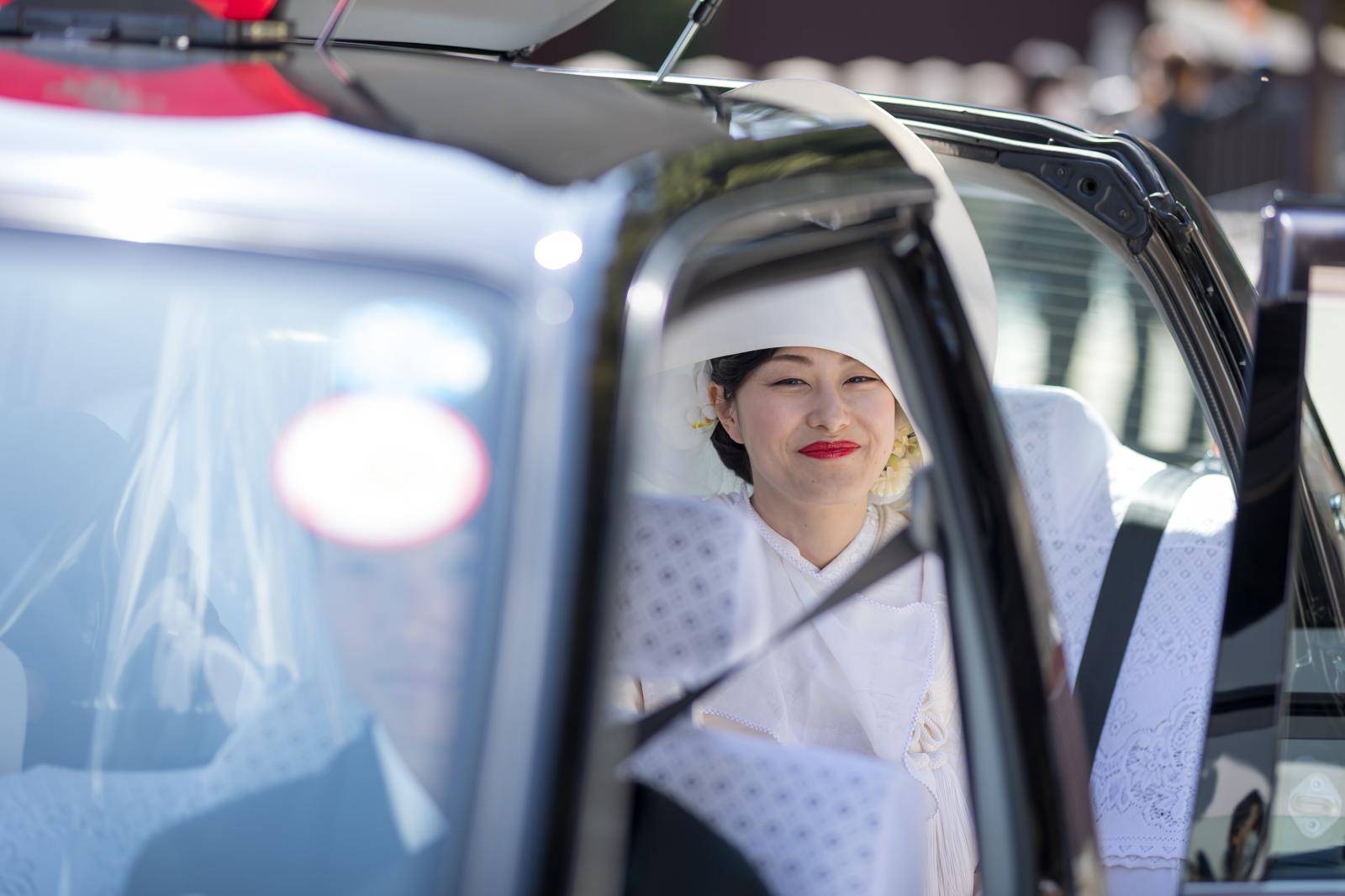 ブライダルカーで御本宮に到着