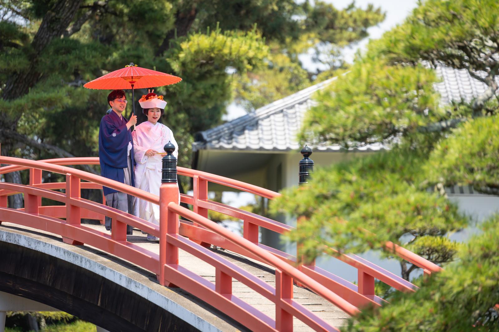 相合い傘で挙式場に向かうお二人