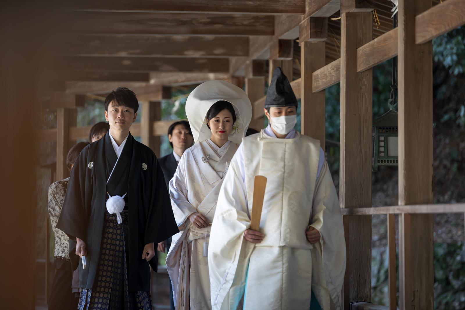 挙式場に向かう「参進の儀」