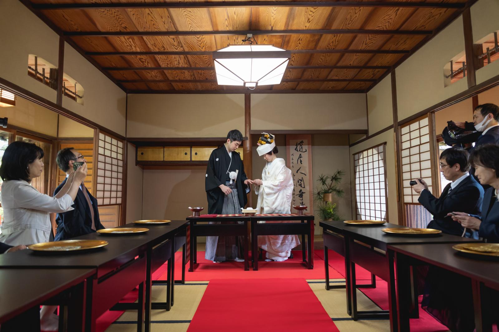 おふたり向かい合って「指輪交換」