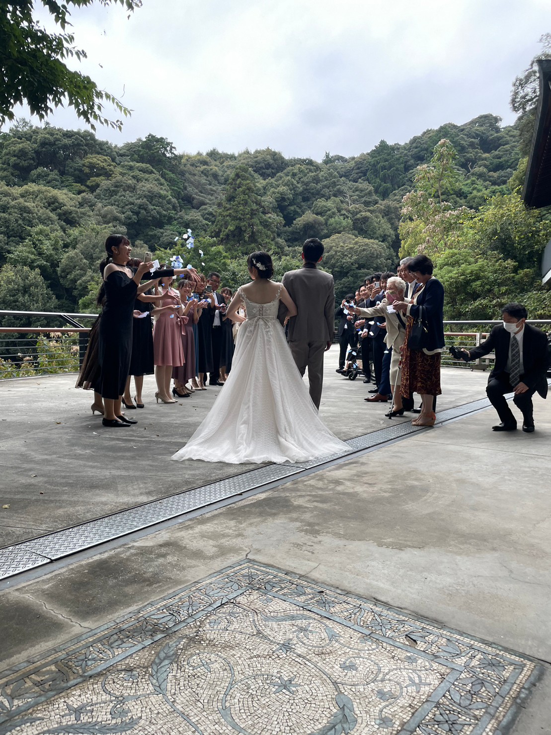 お開き後にフラワーシャワーで祝福も