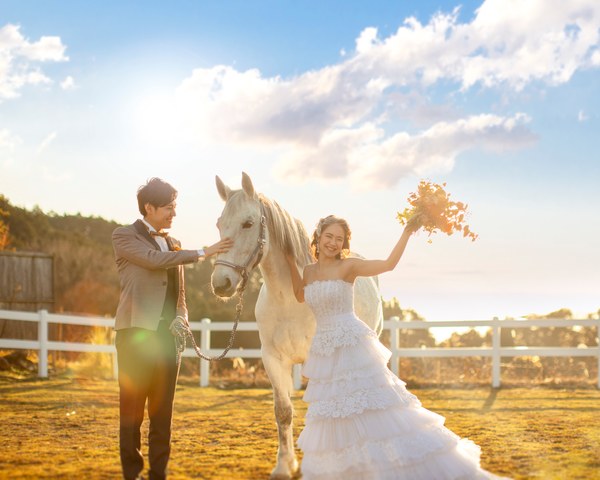 花嫁の一番美しい"瞬間"を記憶に。前撮りでは季節を選んだりふたりの想い出の場所で撮影をしたり様々な想いを叶えます。