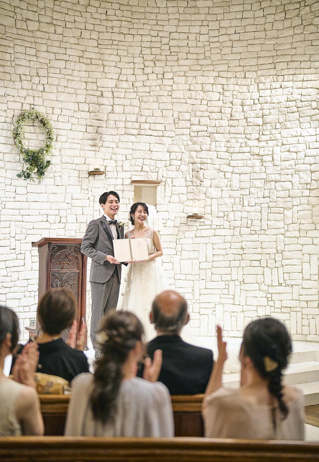 新郎新婦様の誓いの言葉がドーム型の教会内に響き渡る
