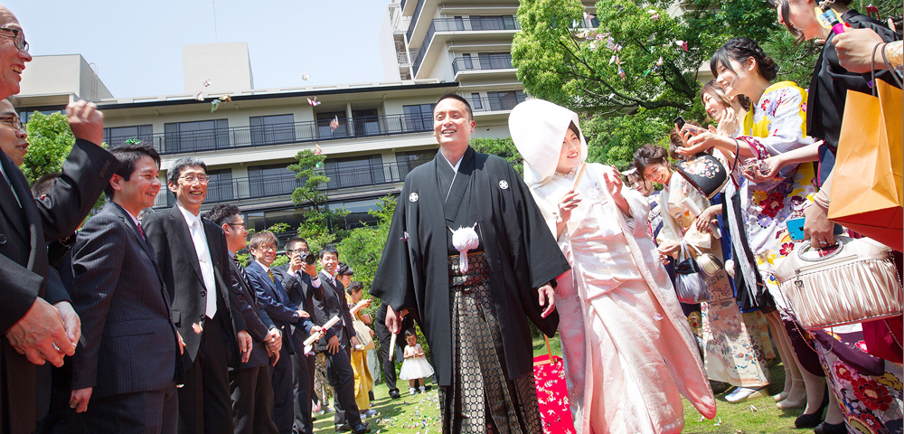 結婚式を見守ってくれた大切なゲストから折鶴シャワーの祝福