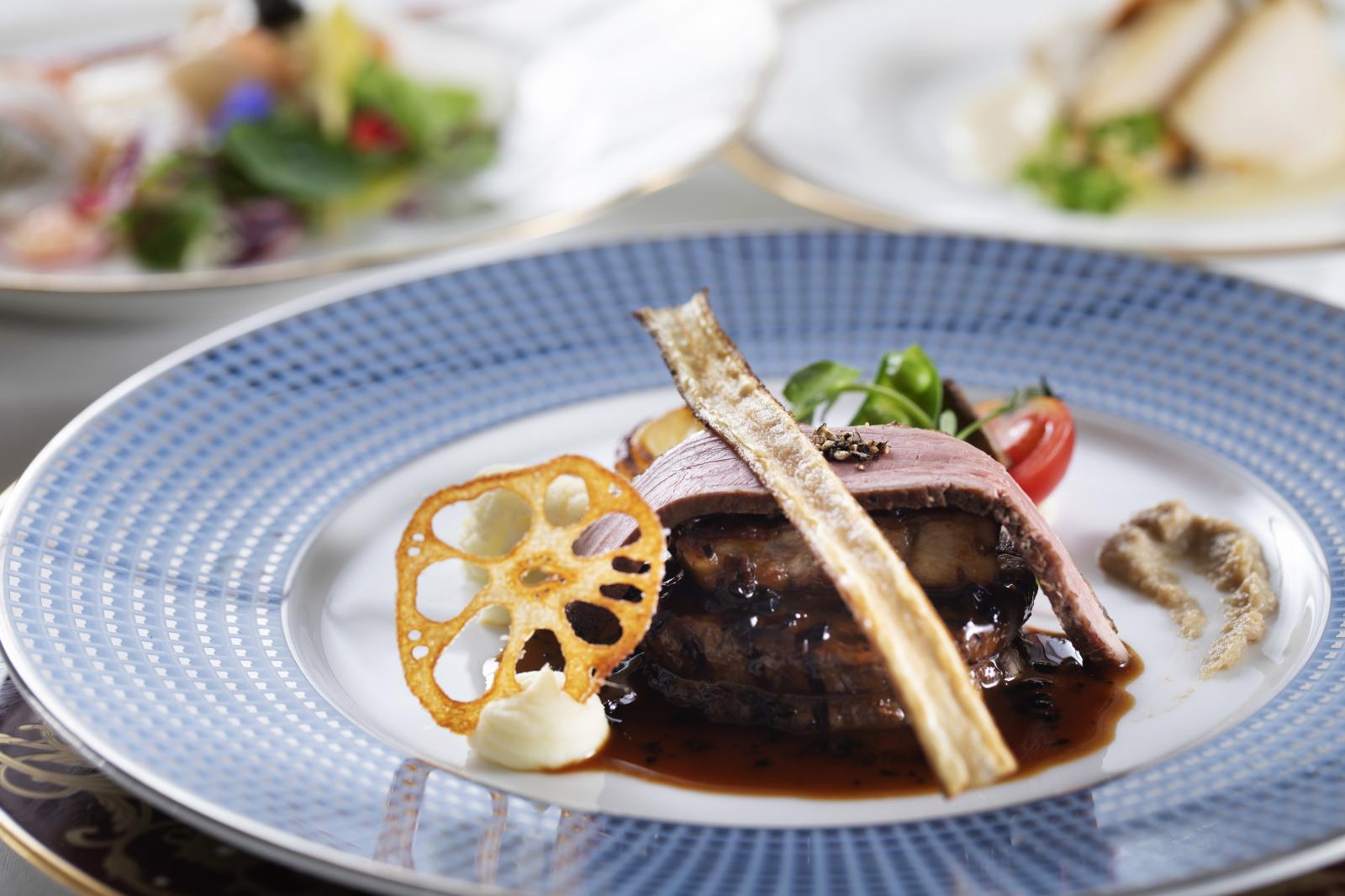 特選最上級和牛フィレステーキと鴨胸肉のロティ<br />
フォアグラ添えトリュフソース