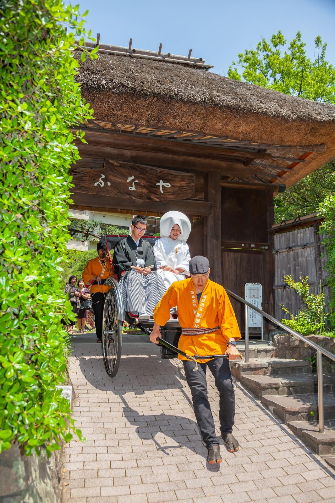 神社までは人力車で道後の名所をひとまわり