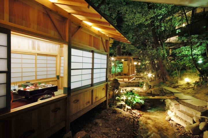 庭園の川べりにある川席。お顔合せの御席としても利用できる。