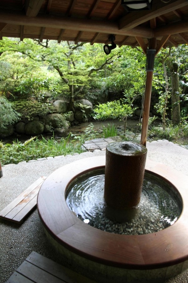 日本庭園の中には、気軽に利用できる足湯がある。