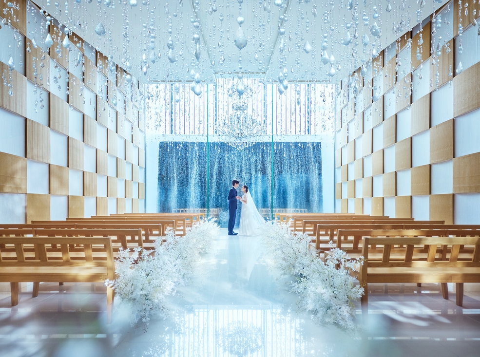 自然光を取り入れた飾らずとも美しいチャペル