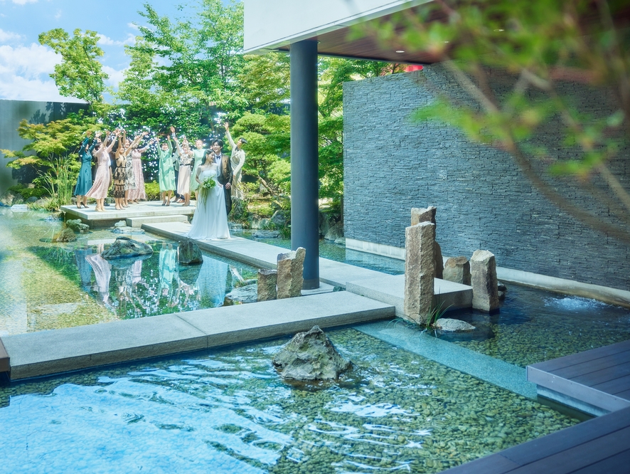 庭園を眺めながらのデザートビュッフェも楽しめる