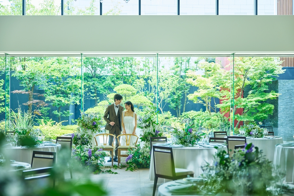 大きな窓から柔らかな自然光が差し込み四季折々の風情を感じる空間