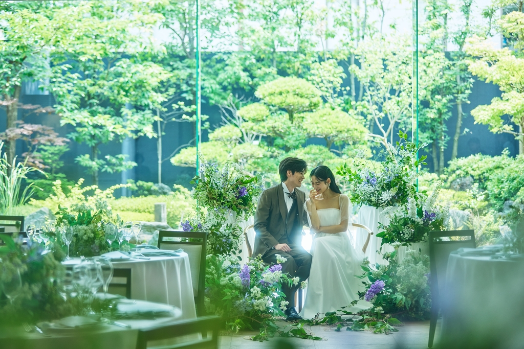 豊かな自然を背景に花嫁のナチュラルな魅力を引き出すパーティ会場でやすらぎのひと時を