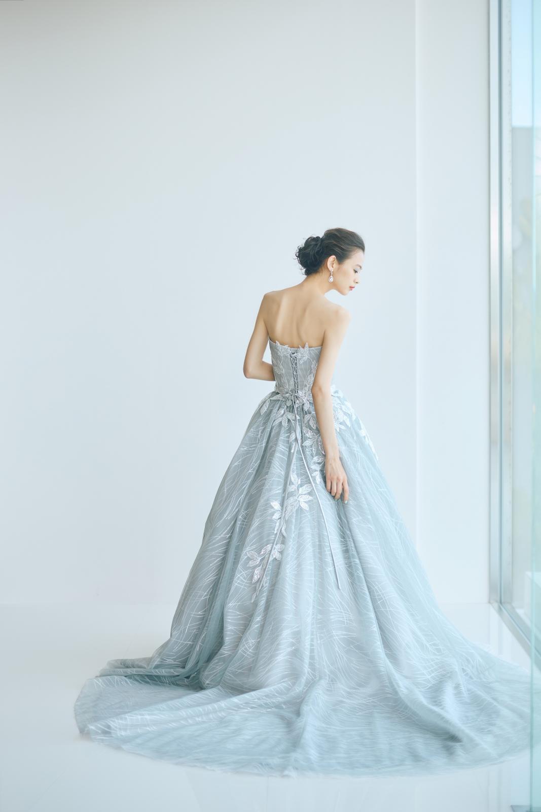 どの角度からでもドラマチックに魅せるシルバーリーフ