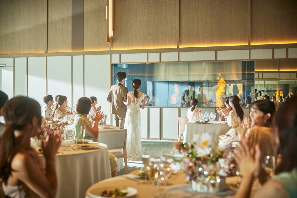 オープンキッチンのフランベショーで美味しいおもてなしがスタート