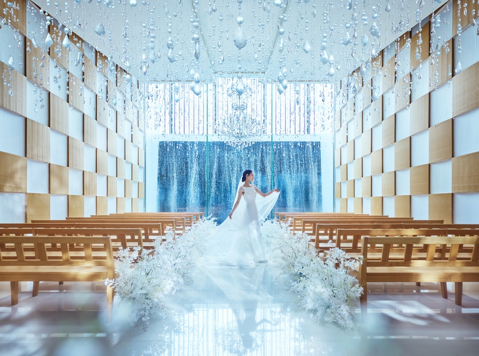 日本三大絣のひとつである伊予絣をモチーフにした木目の美しい壁面