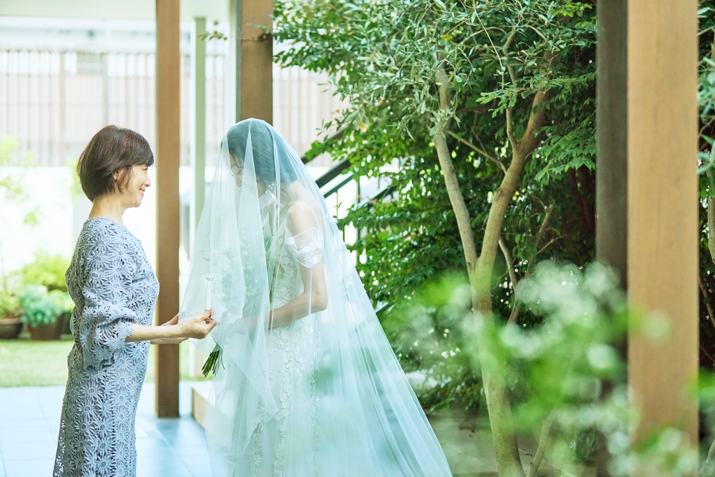 娘から花嫁へ、最後の身支度