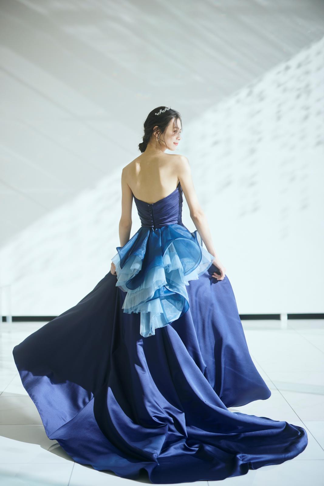 サテンの光沢感で上質な大人花嫁に