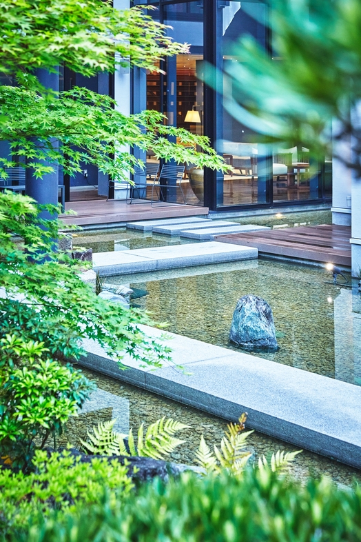 "<br />
清楚で艶やかな庭園の景色を背景にした美的空間を"