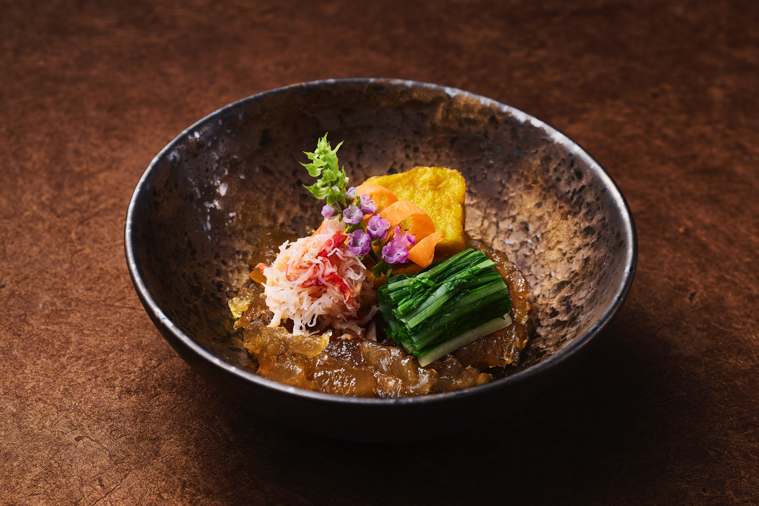 画のような鮮やかさと明快な味付け