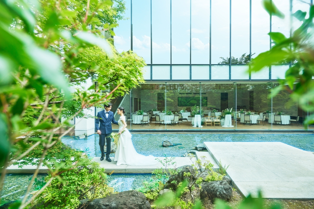 緑・水・光の自然の息吹につつまれ、自然体の美しさが引き出される庭園