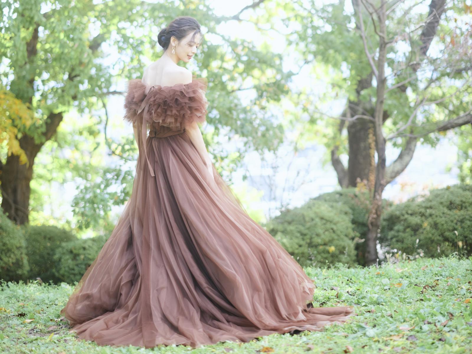 チュールを贅沢に使用したドレスは歩くたびにふわりと揺れより一層花嫁を美しくみせる