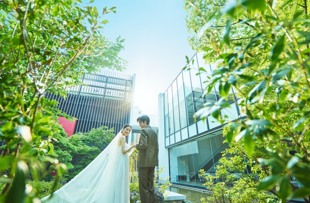 近代建築と伝統が交差する洗練された空間で美しい結婚式を