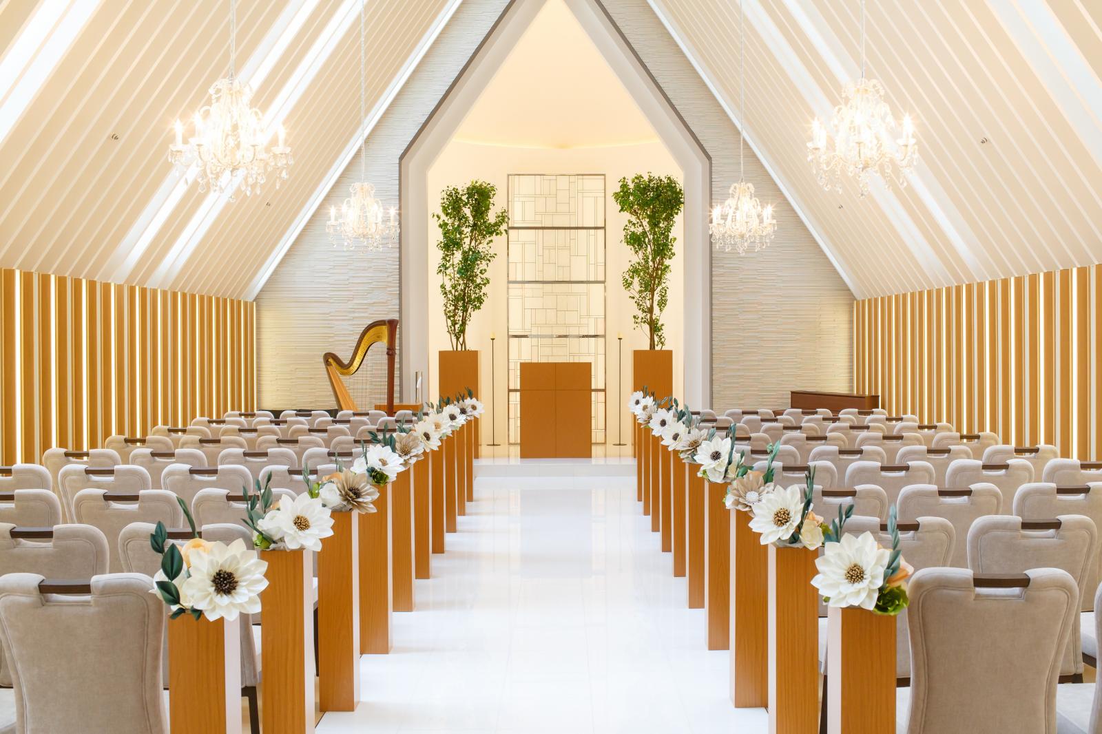 木目が美しいチャペル　窓から降りそそぐ自然光がふたりを柔らかく包み込んでくれる