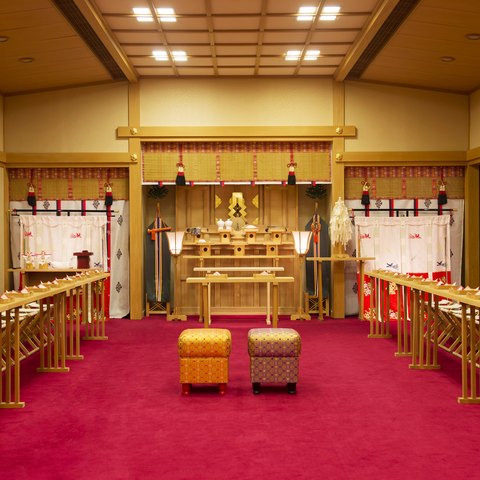 三三九度や玉串奉奠など和の趣を感じる神前式
