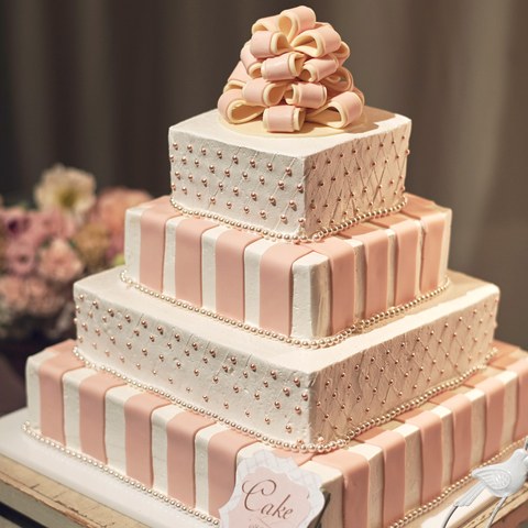 愛らしい花嫁様に合わせて、かわいいケーキを