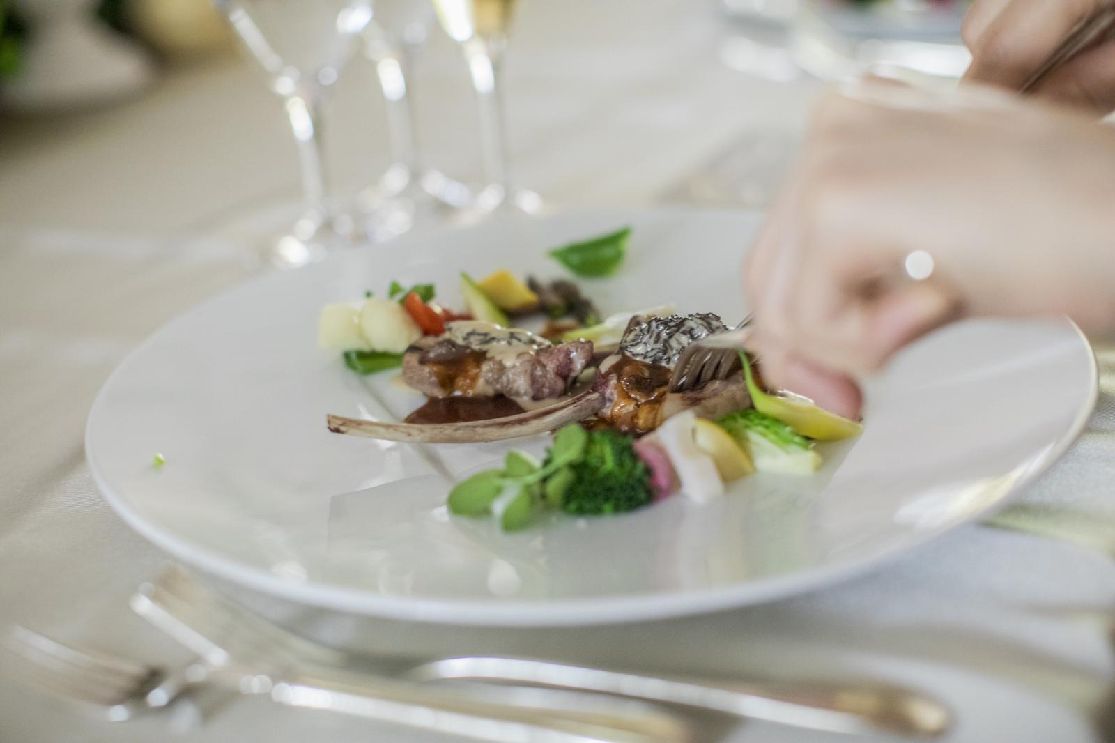 洋食から和洋折衷まで、結婚式のスタイルに合わせた料理プランをご用意