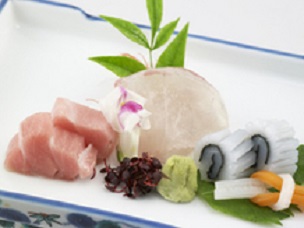 旬の食材を使った新鮮な御造りの盛り合わせ