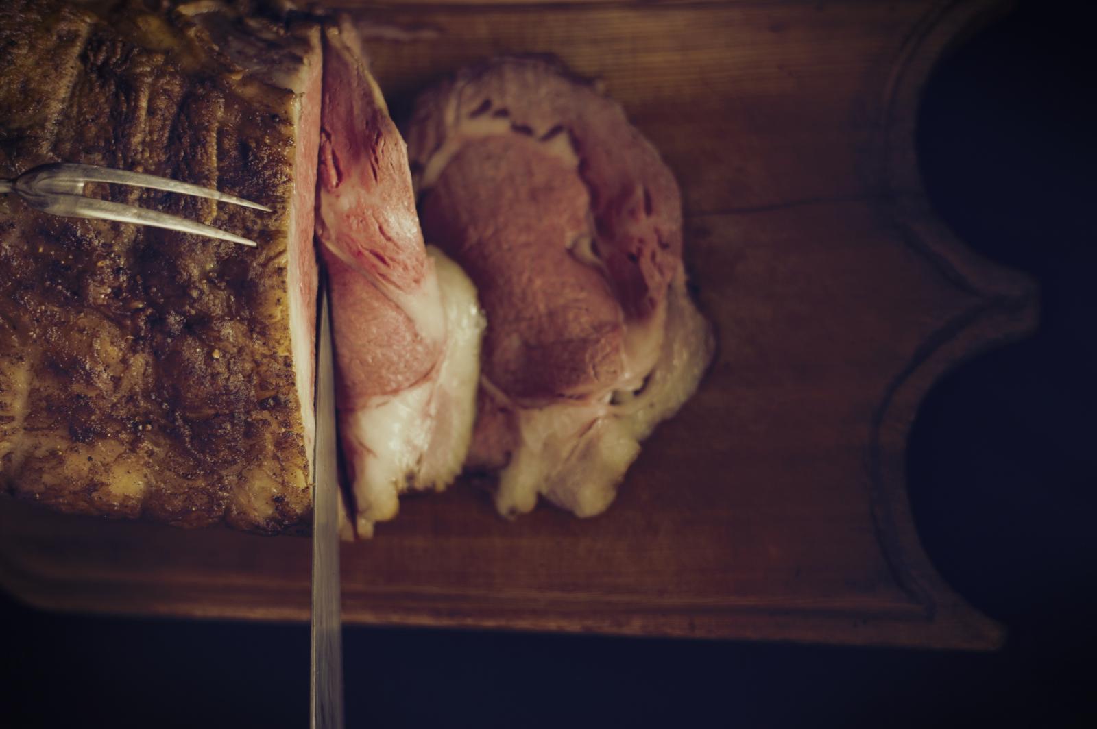 じっくりと時間をかけ美味しさを丁寧に閉じ込めるように焼き上げた『ローストビーフ』は多くのゲストの心を捉えてはなさない“究極の逸品”