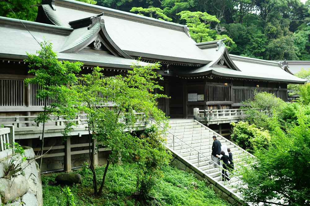 提携神社での古式ゆかしい厳かな神前式。八幡の地名のゆかりのある由緒正しい豊山八幡神社、緑に囲まれ皇祖神十二柱をはじめとした神々を祀った高見神社では、荘厳な神前式が叶います。